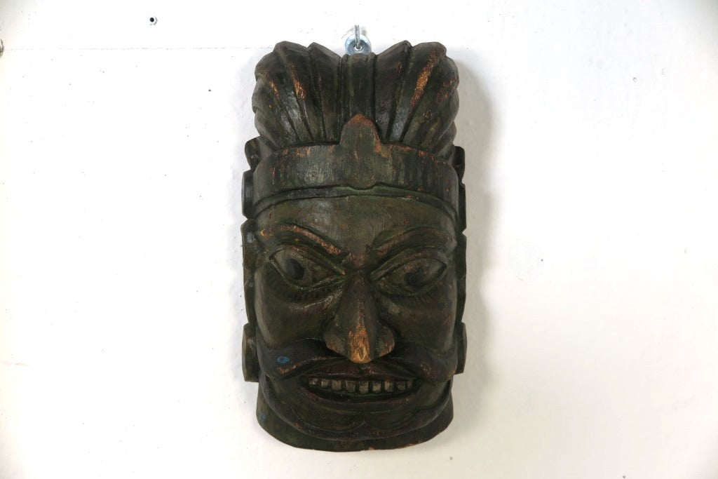 Legno Di Conifera Intagliato Ed Inciso, Provenienza Nepal/Tibet. Pezzo Unico Databile Seconda Metà '900. Le Maschere Tibetane Usate Durante I Riti  Rappresentano Dei E Demoni, Ma Anche Animali, Dei Quali Vengono Evocate Le Virtù, Fate E Spettri. Spesso Queste Maschere Hanno Un Aspetto Furioso O Feroce, Per Poter Spaventare E Cacciare Gli Spiriti Malvagi, Ma Non Impersonificano Demoni. Le Maschere Furiose Sono Quelle Degli Dei E, Tanto Piu' Terrificanti Sono, Quanto Più Saranno In Grado Di Tenere Alla Larga 