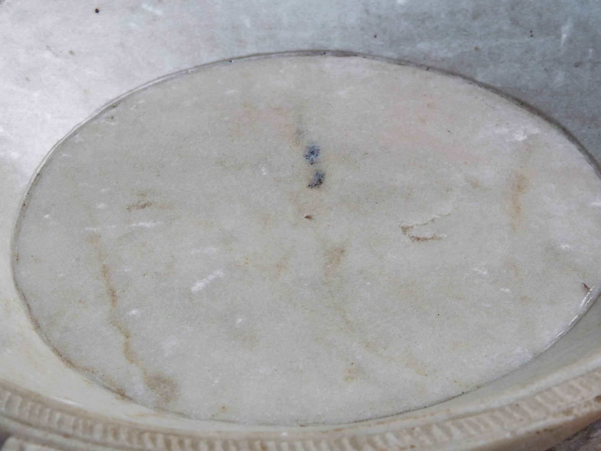 piatto in marmo lavorato ad incisione con manico.. ideale anche come portafrutta, svuota tasche, centro tavola ...  dimensioni diametro 52x41 h7cm  disponibili altri pezzi, misure e colori per info watshapp 0039 3338778241 mail info@etniko.it ig/fb : etniko by crosato etsy : etnikobycrosato