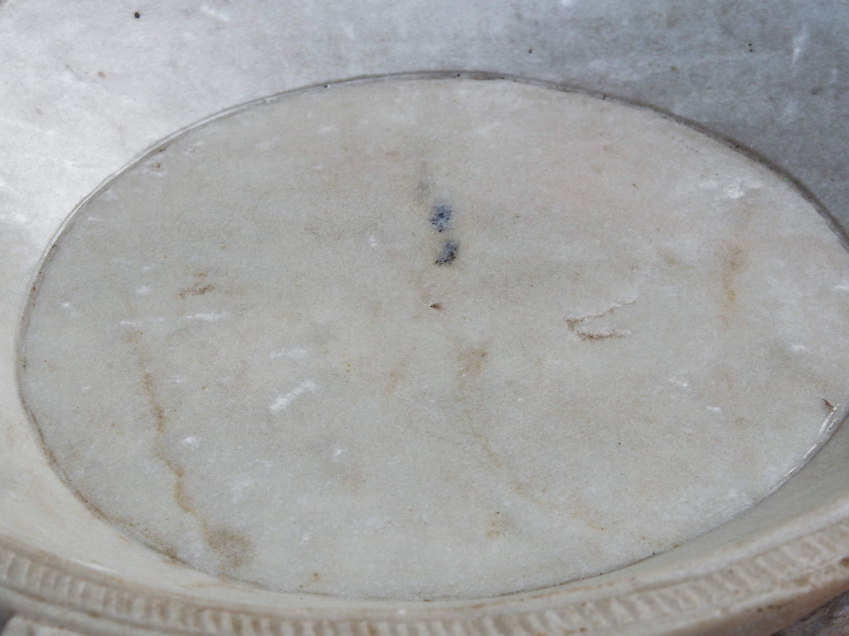 piatto in marmo lavorato ad incisione con manico.. ideale anche come portafrutta, svuota tasche, centro tavola ...  dimensioni diametro 52x41 h7cm  disponibili altri pezzi, misure e colori per info watshapp 0039 3338778241 mail info@etniko.it ig/fb : etniko by crosato etsy : etnikobycrosato