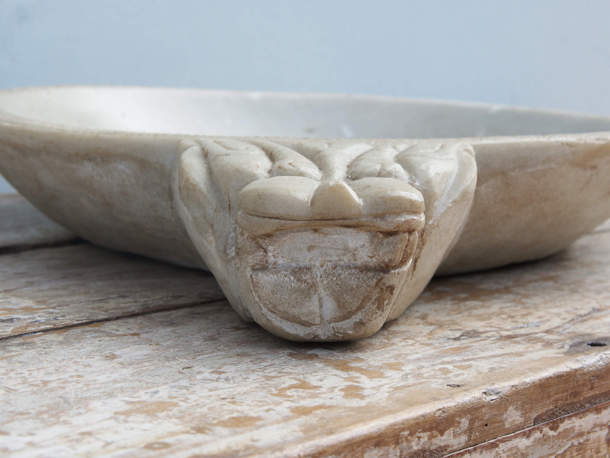 piatto in marmo lavorato ad incisione con manico.. ideale anche come portafrutta, svuota tasche, centro tavola ...  dimensioni diametro 52x41 h7cm  disponibili altri pezzi, misure e colori per info watshapp 0039 3338778241 mail info@etniko.it ig/fb : etniko by crosato etsy : etnikobycrosato