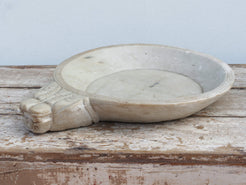 piatto in marmo lavorato ad incisione con manico.. ideale anche come portafrutta, svuota tasche, centro tavola ...  dimensioni diametro 52x41 h7cm  disponibili altri pezzi, misure e colori per info watshapp 0039 3338778241 mail info@etniko.it ig/fb : etniko by crosato etsy : etnikobycrosato