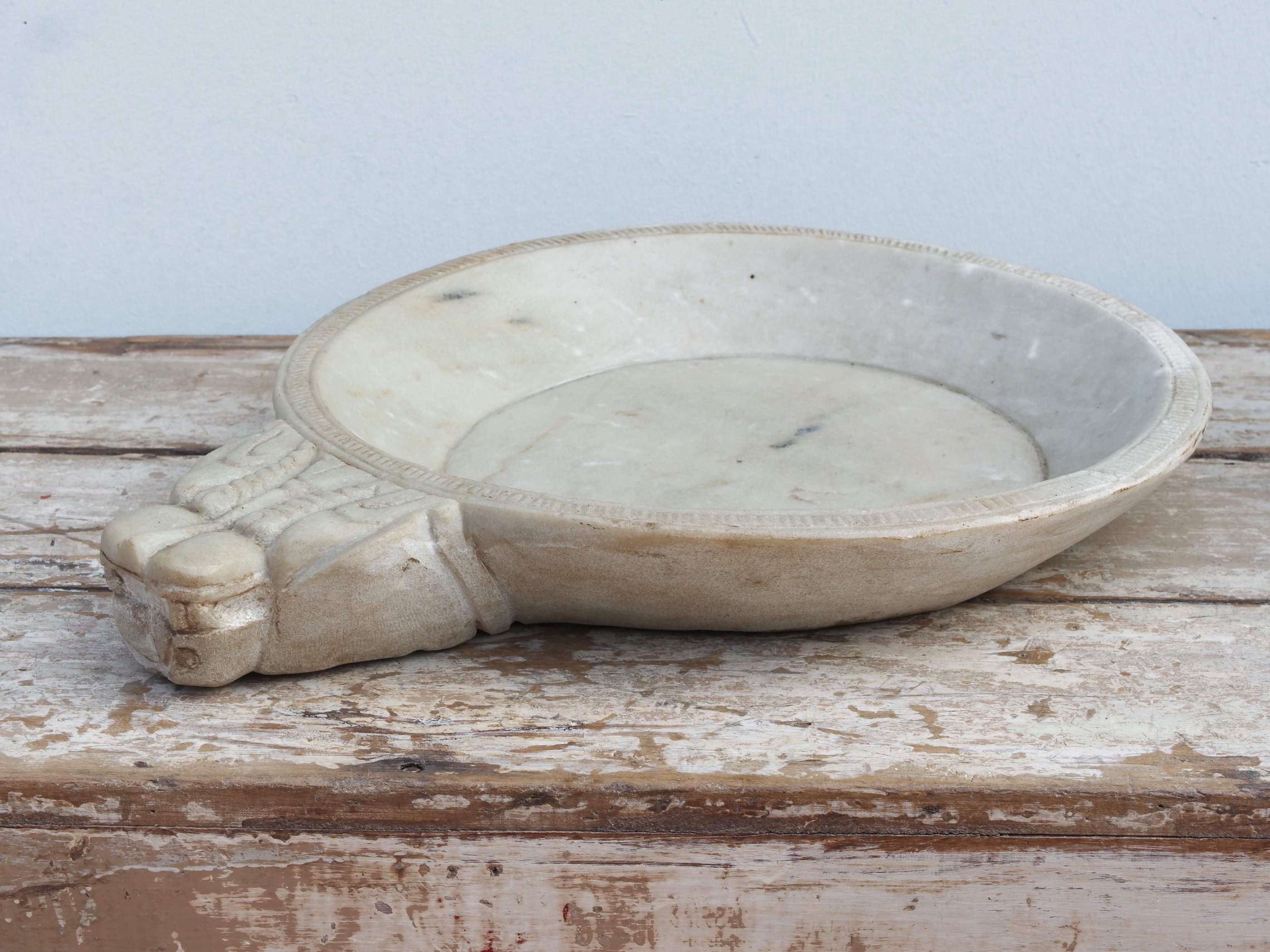 piatto in marmo lavorato ad incisione con manico.. ideale anche come portafrutta, svuota tasche, centro tavola ...  dimensioni diametro 52x41 h7cm  disponibili altri pezzi, misure e colori per info watshapp 0039 3338778241 mail info@etniko.it ig/fb : etniko by crosato etsy : etnikobycrosato