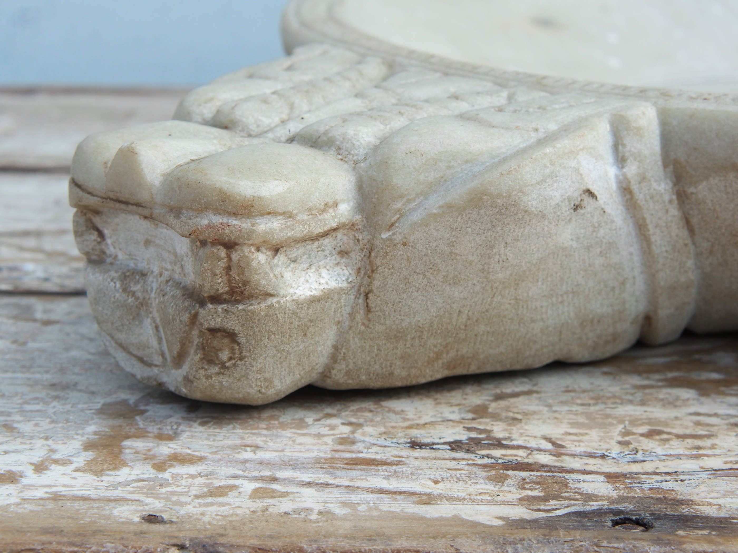 piatto in marmo lavorato ad incisione con manico.. ideale anche come portafrutta, svuota tasche, centro tavola ...  dimensioni diametro 52x41 h7cm  disponibili altri pezzi, misure e colori per info watshapp 0039 3338778241 mail info@etniko.it ig/fb : etniko by crosato etsy : etnikobycrosato