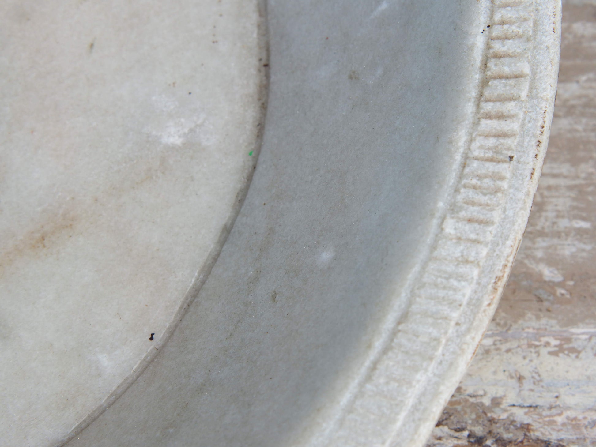 piatto in marmo lavorato ad incisione con manico.. ideale anche come portafrutta, svuota tasche, centro tavola ...  dimensioni diametro 52x41 h7cm  disponibili altri pezzi, misure e colori per info watshapp 0039 3338778241 mail info@etniko.it ig/fb : etniko by crosato etsy : etnikobycrosato