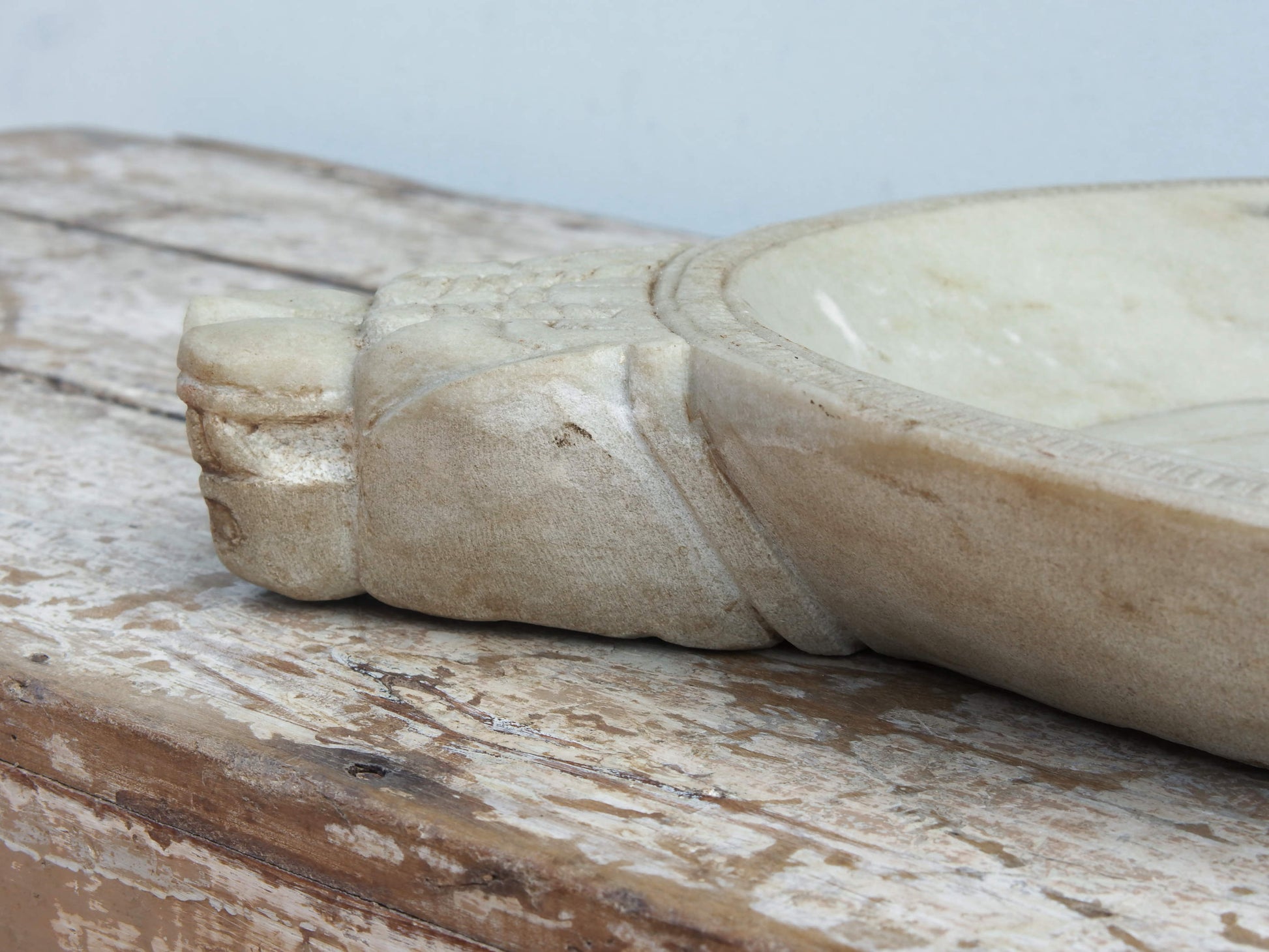 piatto in marmo lavorato ad incisione con manico.. ideale anche come portafrutta, svuota tasche, centro tavola ...  dimensioni diametro 52x41 h7cm  disponibili altri pezzi, misure e colori per info watshapp 0039 3338778241 mail info@etniko.it ig/fb : etniko by crosato etsy : etnikobycrosato