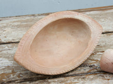 Carica l&#39;immagine nel visualizzatore di Gallery, mortaio in terracotta   ideale anche come portasapone, svuota tasche, vasetto... dimensioni 22x13xh6cm    info : info@etniko.it 0039 3338778241 ig/fb : etniko by crosato etsy : etnikobycrosato