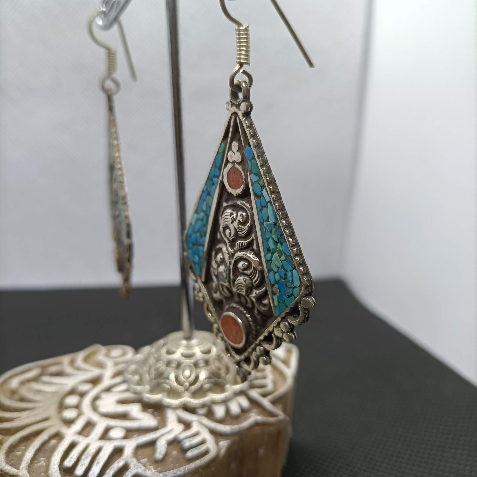 orecchini nepalesi, tibetani in german silver, argento 800, corallo e turchese. top quality stone, lavorati a mano, cesellati pezzo per pezzo artigianalmente. inciso a sbalzo sul retro.  misure pendaglio esclusa monachella 5 x 3,5 cm  peso totale 13 gr    per info e ulteriori foto  watshapp 0039 3338778241 mail info@etniko.it fb, ig   "etniko by crosato"