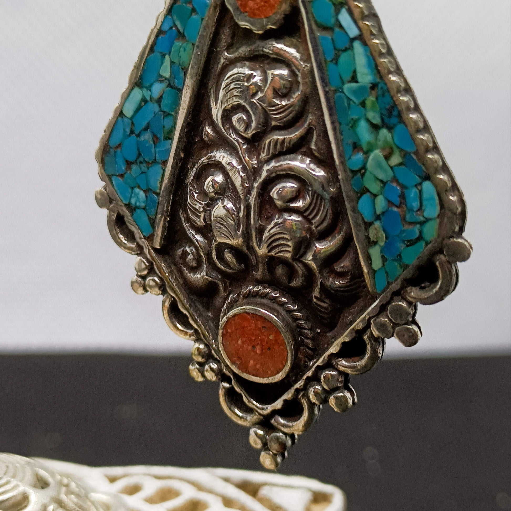 orecchini nepalesi, tibetani in german silver, argento 800, corallo e turchese. top quality stone, lavorati a mano, cesellati pezzo per pezzo artigianalmente. inciso a sbalzo sul retro.  misure pendaglio esclusa monachella 5 x 3,5 cm  peso totale 13 gr    per info e ulteriori foto  watshapp 0039 3338778241 mail info@etniko.it fb, ig   "etniko by crosato"