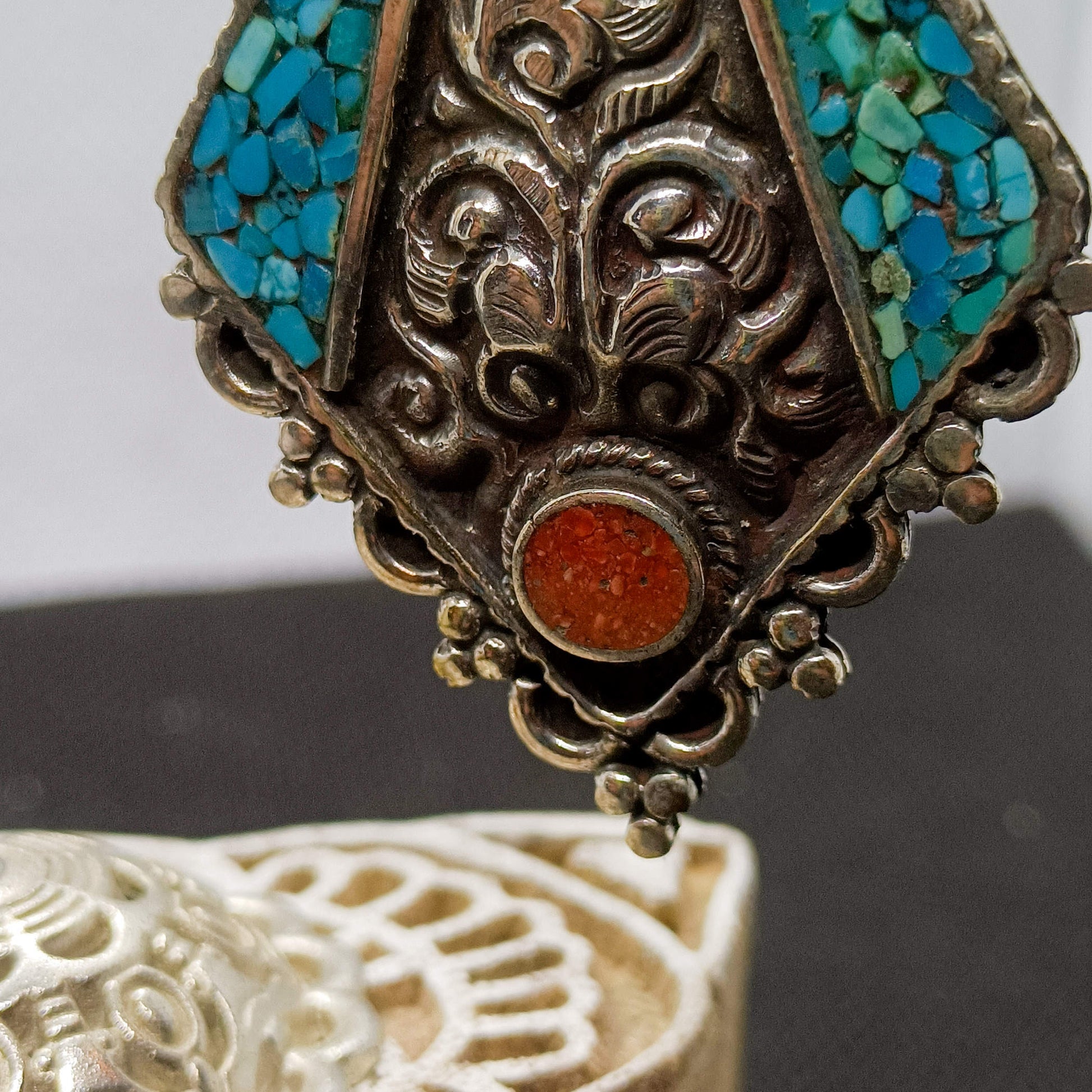 orecchini nepalesi, tibetani in german silver, argento 800, corallo e turchese. top quality stone, lavorati a mano, cesellati pezzo per pezzo artigianalmente. inciso a sbalzo sul retro.  misure pendaglio esclusa monachella 5 x 3,5 cm  peso totale 13 gr    per info e ulteriori foto  watshapp 0039 3338778241 mail info@etniko.it fb, ig   "etniko by crosato"