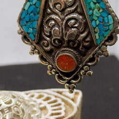 orecchini nepalesi, tibetani in german silver, argento 800, corallo e turchese. top quality stone, lavorati a mano, cesellati pezzo per pezzo artigianalmente. inciso a sbalzo sul retro.  misure pendaglio esclusa monachella 5 x 3,5 cm  peso totale 13 gr    per info e ulteriori foto  watshapp 0039 3338778241 mail info@etniko.it fb, ig   "etniko by crosato"