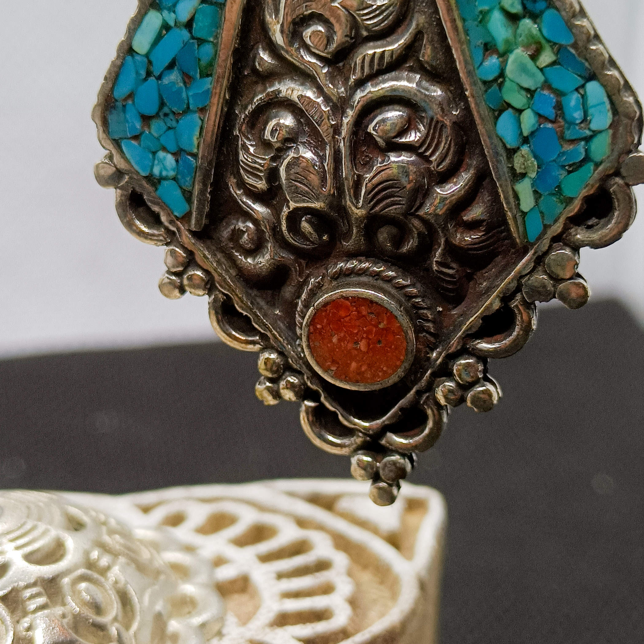 orecchini nepalesi, tibetani in german silver, argento 800, corallo e turchese. top quality stone, lavorati a mano, cesellati pezzo per pezzo artigianalmente. inciso a sbalzo sul retro.  misure pendaglio esclusa monachella 5 x 3,5 cm  peso totale 13 gr    per info e ulteriori foto  watshapp 0039 3338778241 mail info@etniko.it fb, ig   "etniko by crosato"