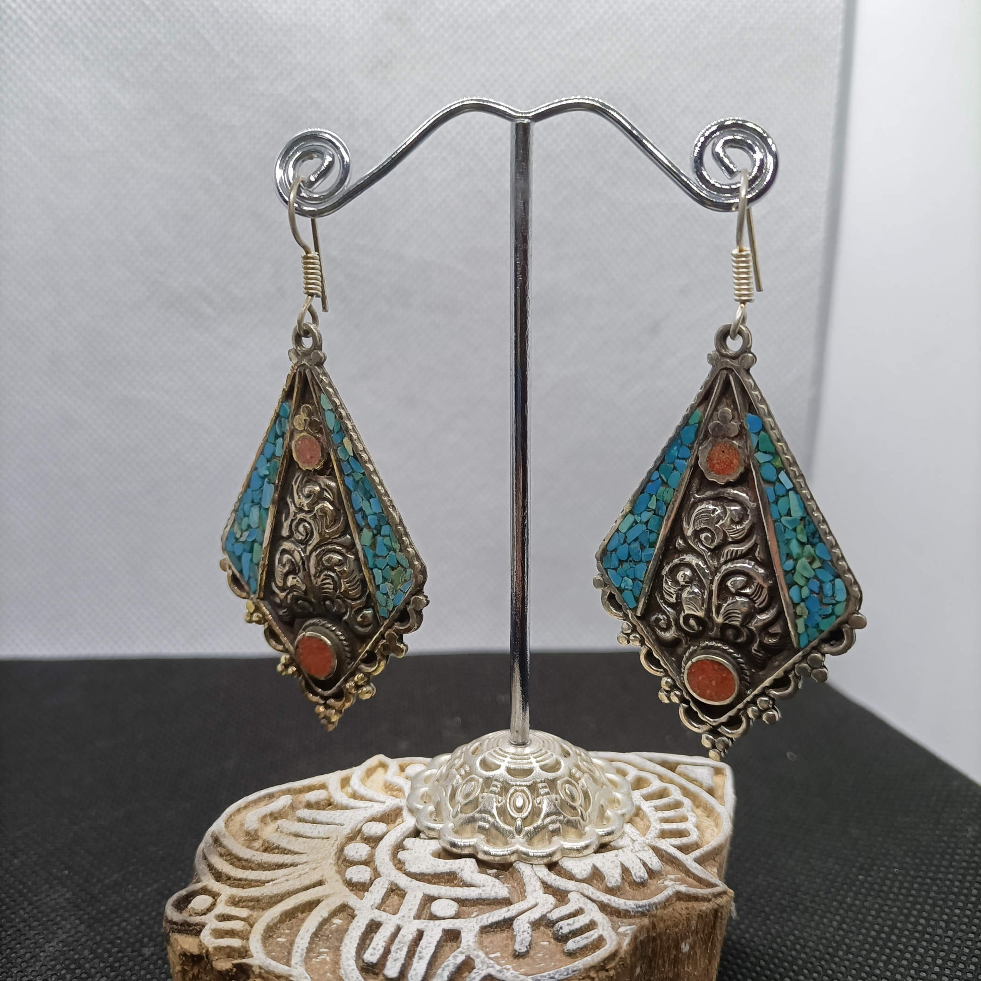 orecchini nepalesi, tibetani in german silver, argento 800, corallo e turchese. top quality stone, lavorati a mano, cesellati pezzo per pezzo artigianalmente. inciso a sbalzo sul retro.  misure pendaglio esclusa monachella 5 x 3,5 cm  peso totale 13 gr    per info e ulteriori foto  watshapp 0039 3338778241 mail info@etniko.it fb, ig   "etniko by crosato"