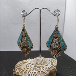 orecchini nepalesi, tibetani in german silver, argento 800, corallo e turchese. top quality stone, lavorati a mano, cesellati pezzo per pezzo artigianalmente. inciso a sbalzo sul retro.  misure pendaglio esclusa monachella 5 x 3,5 cm  peso totale 13 gr    per info e ulteriori foto  watshapp 0039 3338778241 mail info@etniko.it fb, ig   "etniko by crosato"