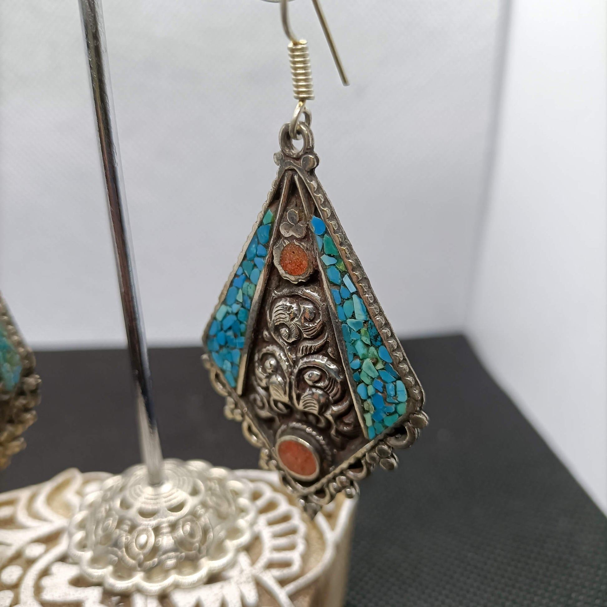 orecchini nepalesi, tibetani in german silver, argento 800, corallo e turchese. top quality stone, lavorati a mano, cesellati pezzo per pezzo artigianalmente. inciso a sbalzo sul retro.  misure pendaglio esclusa monachella 5 x 3,5 cm  peso totale 13 gr    per info e ulteriori foto  watshapp 0039 3338778241 mail info@etniko.it fb, ig   "etniko by crosato"