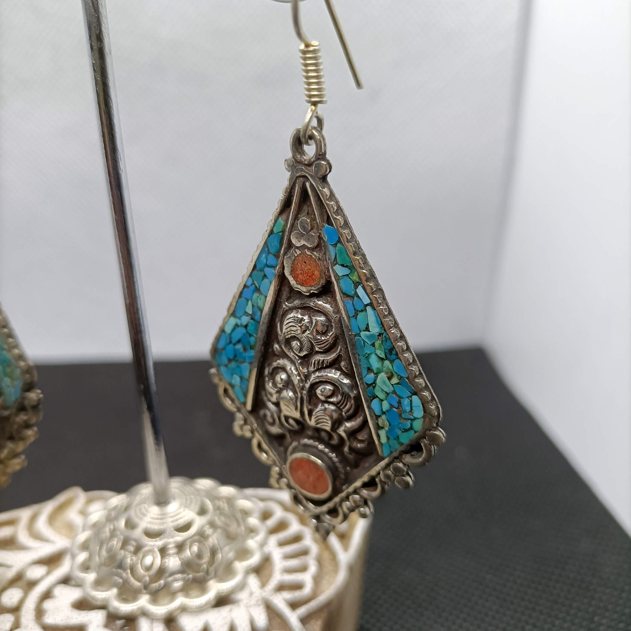 orecchini nepalesi, tibetani in german silver, argento 800, corallo e turchese. top quality stone, lavorati a mano, cesellati pezzo per pezzo artigianalmente. inciso a sbalzo sul retro.  misure pendaglio esclusa monachella 5 x 3,5 cm  peso totale 13 gr    per info e ulteriori foto  watshapp 0039 3338778241 mail info@etniko.it fb, ig   "etniko by crosato"