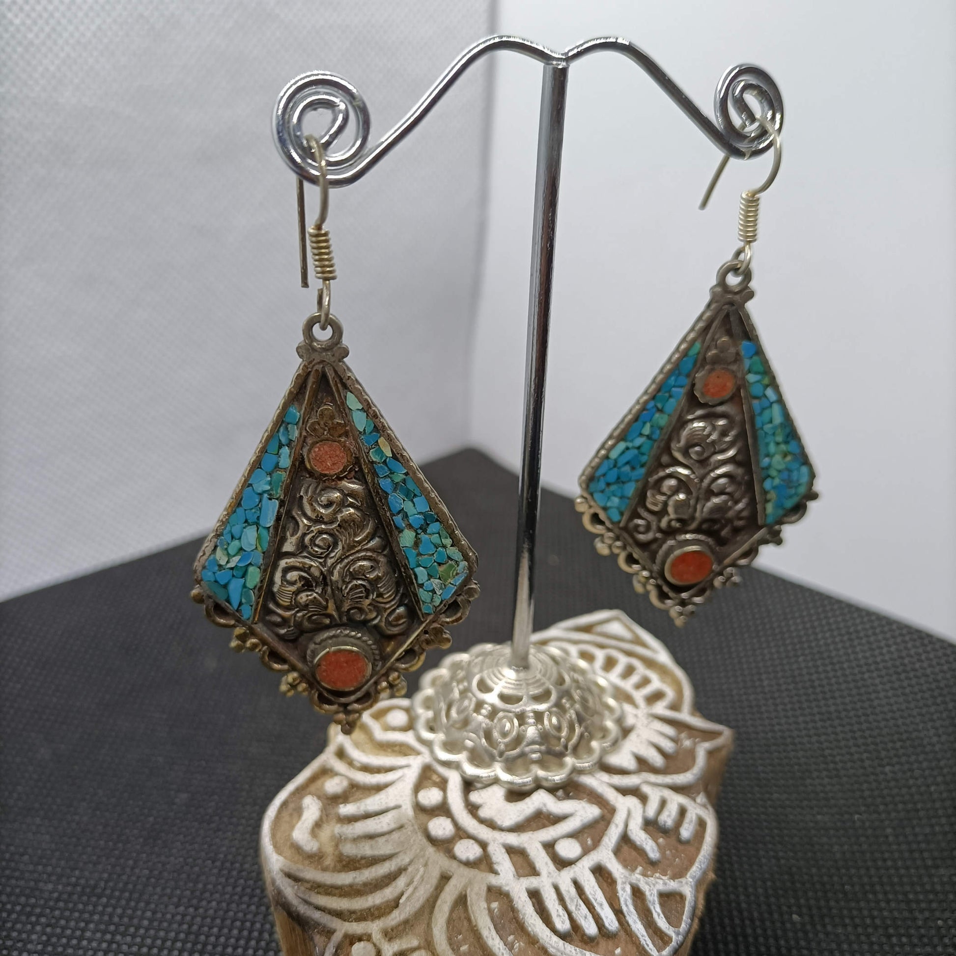 orecchini nepalesi, tibetani in german silver, argento 800, corallo e turchese. top quality stone, lavorati a mano, cesellati pezzo per pezzo artigianalmente. inciso a sbalzo sul retro.  misure pendaglio esclusa monachella 5 x 3,5 cm  peso totale 13 gr    per info e ulteriori foto  watshapp 0039 3338778241 mail info@etniko.it fb, ig   "etniko by crosato"