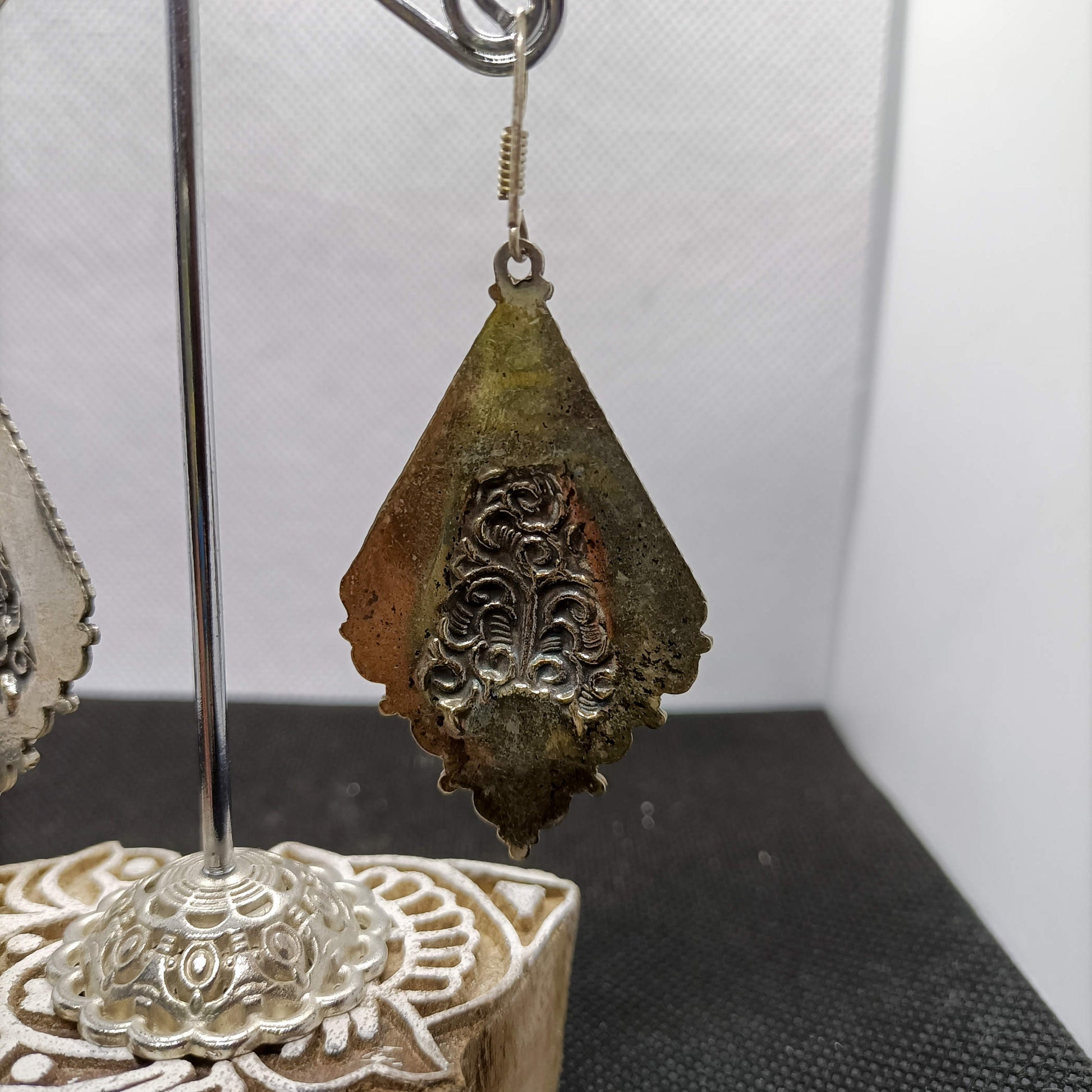 orecchini nepalesi, tibetani in german silver, argento 800, corallo e turchese. top quality stone, lavorati a mano, cesellati pezzo per pezzo artigianalmente. inciso a sbalzo sul retro.  misure pendaglio esclusa monachella 5 x 3,5 cm  peso totale 13 gr    per info e ulteriori foto  watshapp 0039 3338778241 mail info@etniko.it fb, ig   "etniko by crosato"
