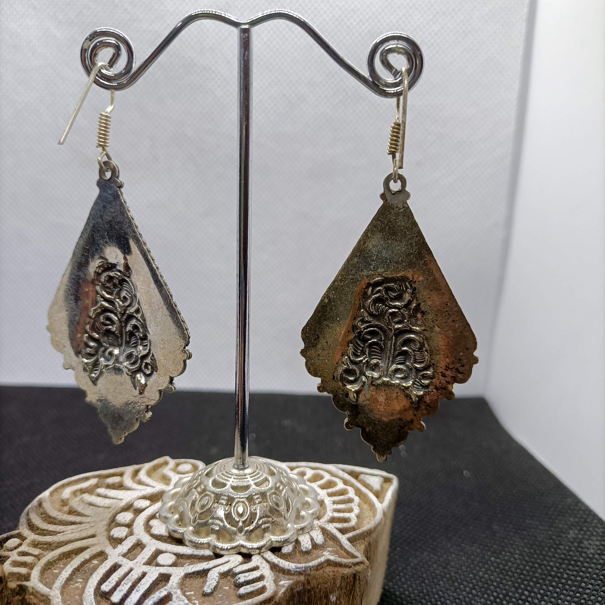 orecchini nepalesi, tibetani in german silver, argento 800, corallo e turchese. top quality stone, lavorati a mano, cesellati pezzo per pezzo artigianalmente. inciso a sbalzo sul retro.  misure pendaglio esclusa monachella 5 x 3,5 cm  peso totale 13 gr    per info e ulteriori foto  watshapp 0039 3338778241 mail info@etniko.it fb, ig   "etniko by crosato"