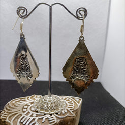 orecchini nepalesi, tibetani in german silver, argento 800, corallo e turchese. top quality stone, lavorati a mano, cesellati pezzo per pezzo artigianalmente. inciso a sbalzo sul retro.  misure pendaglio esclusa monachella 5 x 3,5 cm  peso totale 13 gr    per info e ulteriori foto  watshapp 0039 3338778241 mail info@etniko.it fb, ig   "etniko by crosato"