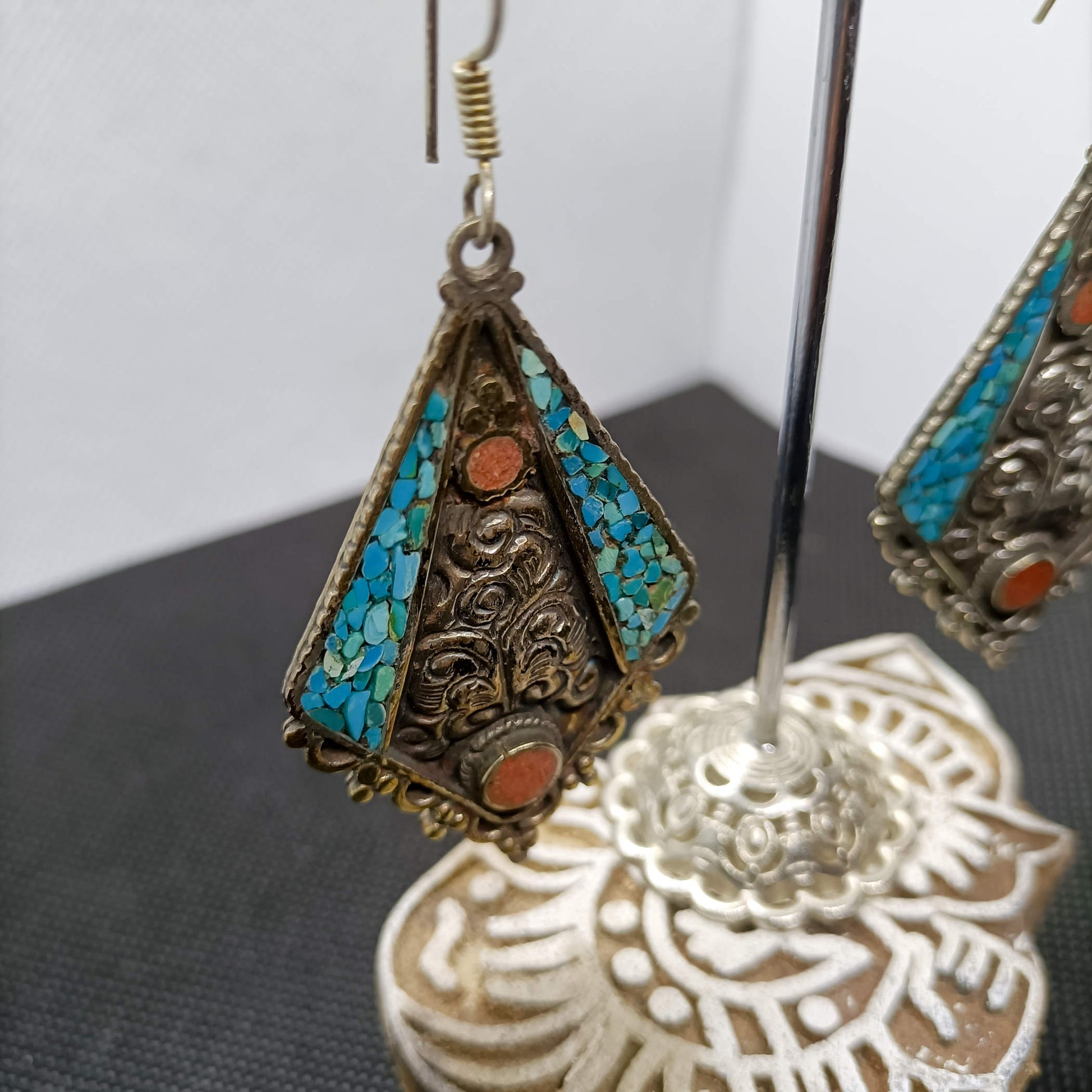 orecchini nepalesi, tibetani in german silver, argento 800, corallo e turchese. top quality stone, lavorati a mano, cesellati pezzo per pezzo artigianalmente. inciso a sbalzo sul retro.  misure pendaglio esclusa monachella 5 x 3,5 cm  peso totale 13 gr    per info e ulteriori foto  watshapp 0039 3338778241 mail info@etniko.it fb, ig   "etniko by crosato"