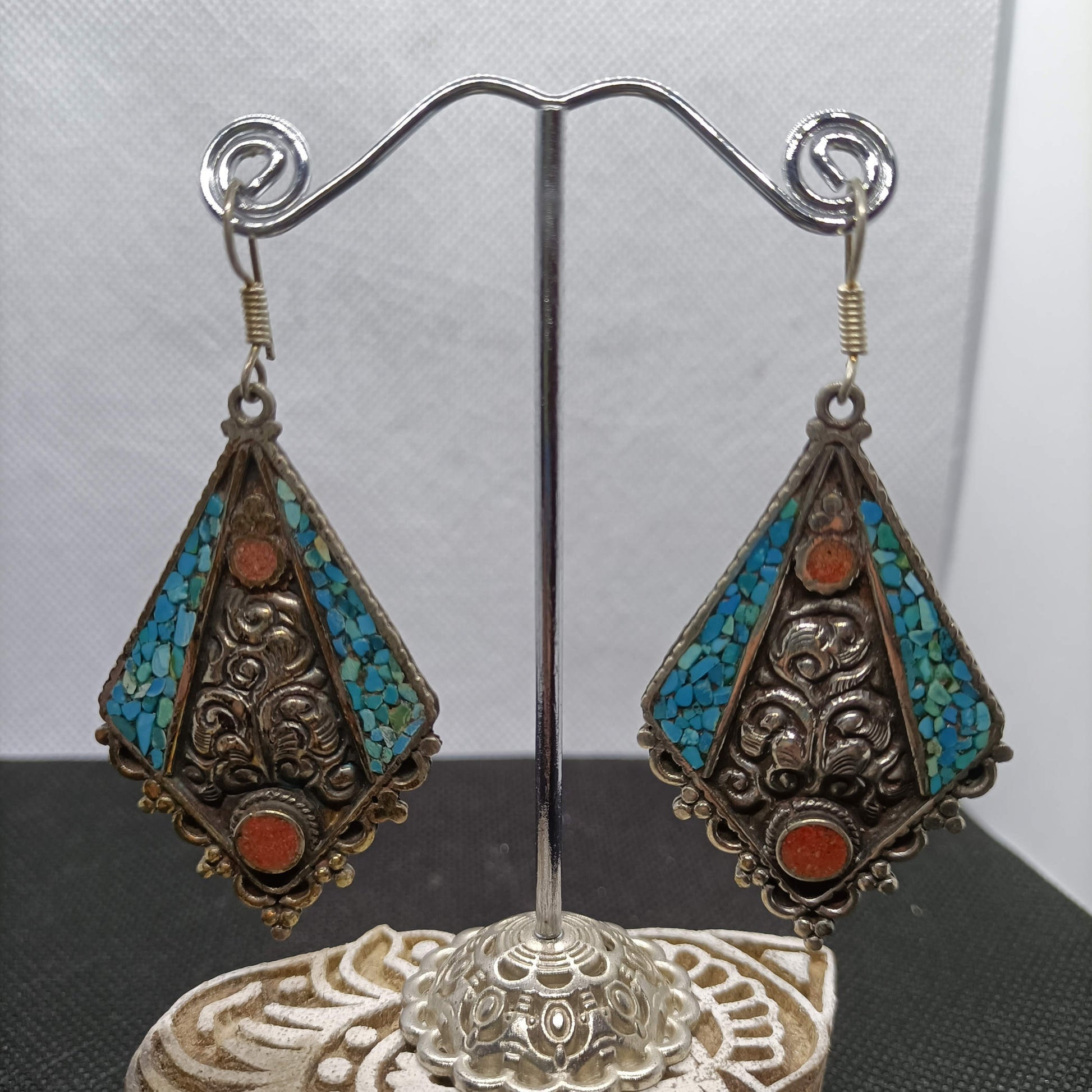 orecchini nepalesi, tibetani in german silver, argento 800, corallo e turchese. top quality stone, lavorati a mano, cesellati pezzo per pezzo artigianalmente. inciso a sbalzo sul retro.  misure pendaglio esclusa monachella 5 x 3,5 cm  peso totale 13 gr    per info e ulteriori foto  watshapp 0039 3338778241 mail info@etniko.it fb, ig   "etniko by crosato"