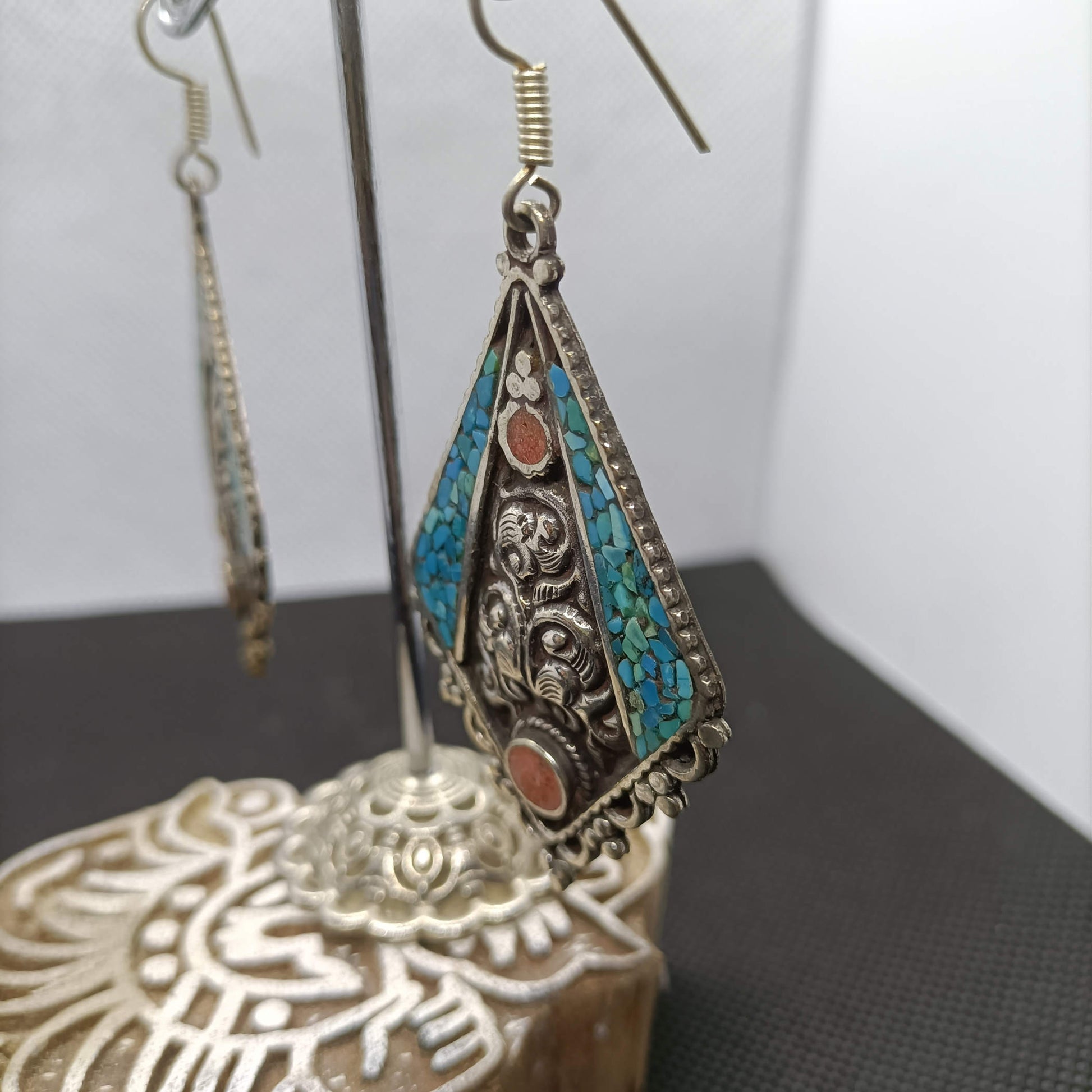 orecchini nepalesi, tibetani in german silver, argento 800, corallo e turchese. top quality stone, lavorati a mano, cesellati pezzo per pezzo artigianalmente. inciso a sbalzo sul retro.  misure pendaglio esclusa monachella 5 x 3,5 cm  peso totale 13 gr    per info e ulteriori foto  watshapp 0039 3338778241 mail info@etniko.it fb, ig   "etniko by crosato"
