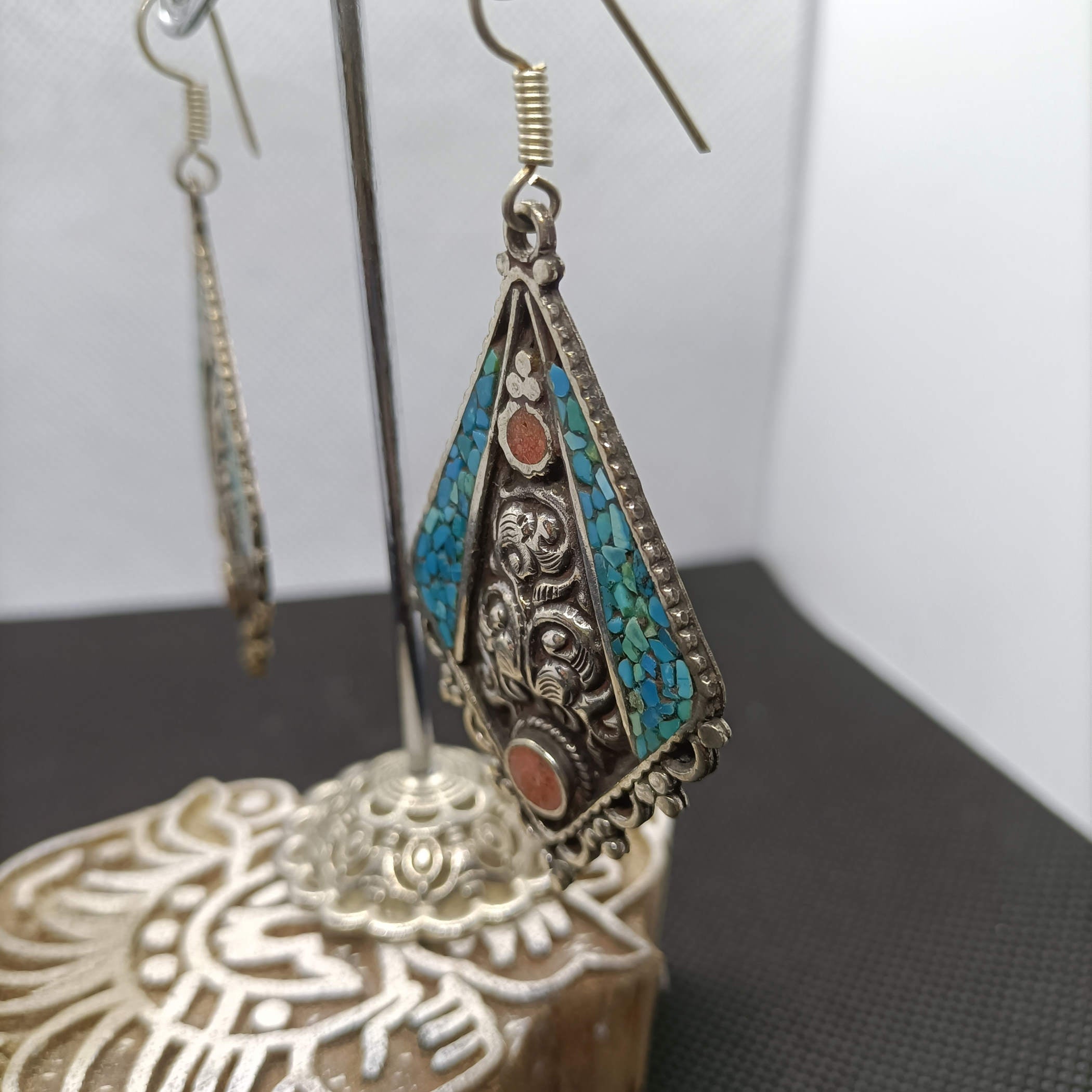 orecchini nepalesi, tibetani in german silver, argento 800, corallo e turchese. top quality stone, lavorati a mano, cesellati pezzo per pezzo artigianalmente. inciso a sbalzo sul retro.  misure pendaglio esclusa monachella 5 x 3,5 cm  peso totale 13 gr    per info e ulteriori foto  watshapp 0039 3338778241 mail info@etniko.it fb, ig   "etniko by crosato"