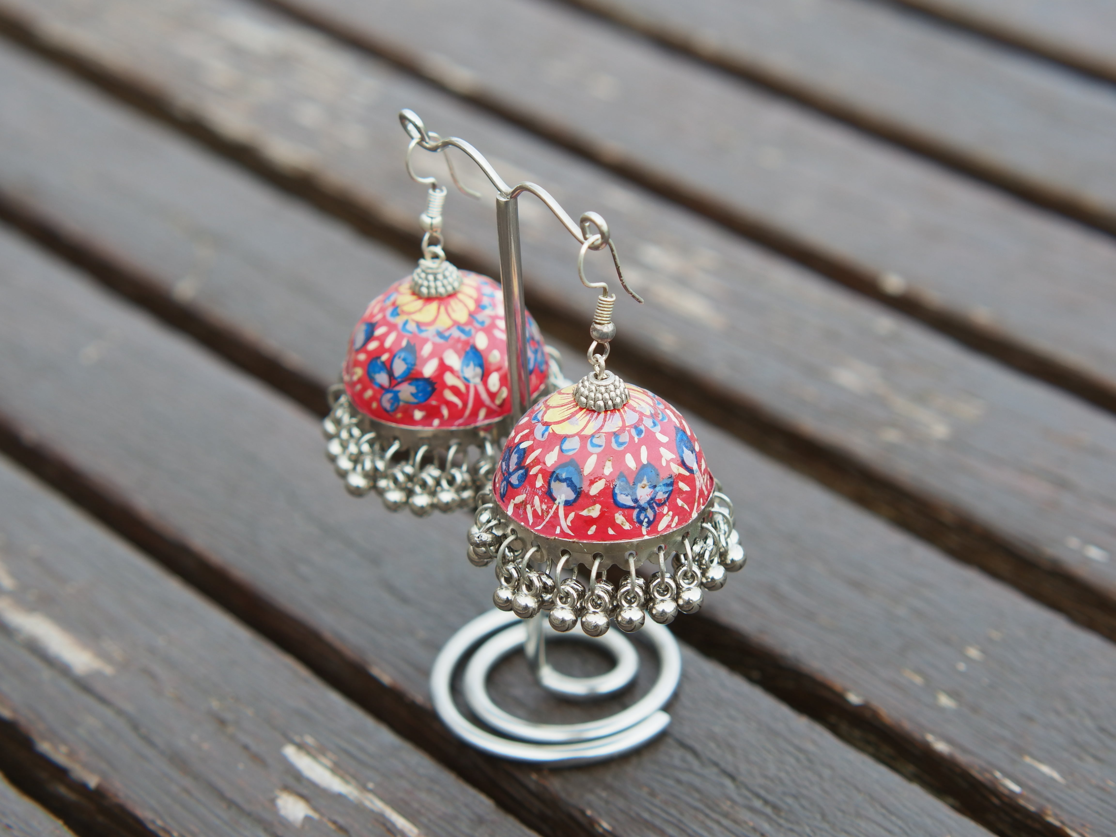 orecchini indiani tipici dipinti a mano a campana pezzo unico lavorato a mano  diametro 3 cm, h totale 5 cm peso 10gr