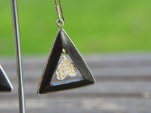 Carica l&#39;immagine nel visualizzatore di Gallery, orecchino ebano argento a triangolo