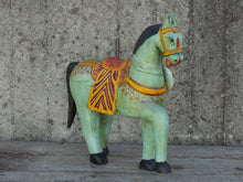Carica l&#39;immagine nel visualizzatore di Gallery, antica statua indiana raffigurante un cavallo in legno di teak inciso, databile primi 900.dimensioni 50x12 h45cm