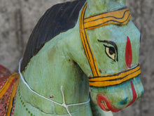 Carica l&#39;immagine nel visualizzatore di Gallery, antica statua indiana raffigurante un cavallo in legno di teak inciso, databile primi 900.dimensioni 50x12 h45cm