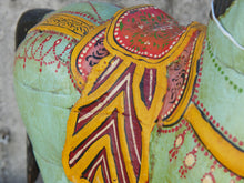 Carica l&#39;immagine nel visualizzatore di Gallery, antica statua indiana raffigurante un cavallo in legno di teak inciso, databile primi 900.dimensioni 50x12 h45cm
