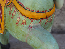 Carica l&#39;immagine nel visualizzatore di Gallery, antica statua indiana raffigurante un cavallo in legno di teak inciso, databile primi 900.dimensioni 50x12 h45cm