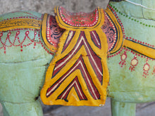 Carica l&#39;immagine nel visualizzatore di Gallery, antica statua indiana raffigurante un cavallo in legno di teak inciso, databile primi 900.dimensioni 50x12 h45cm