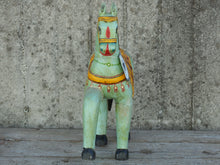 Carica l&#39;immagine nel visualizzatore di Gallery, antica statua indiana raffigurante un cavallo in legno di teak inciso, databile primi 900.dimensioni 50x12 h45cm