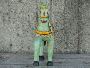 antica statua indiana raffigurante un cavallo in legno di teak inciso, databile primi 900.dimensioni 50x12 h45cm