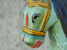 Carica l&#39;immagine nel visualizzatore di Gallery, antica statua indiana raffigurante un cavallo in legno di teak inciso, databile primi 900.dimensioni 50x12 h45cm