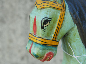 antica statua indiana raffigurante un cavallo in legno di teak inciso, databile primi 900.dimensioni 50x12 h45cm