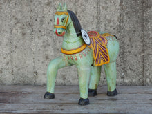 Carica l&#39;immagine nel visualizzatore di Gallery, antica statua indiana raffigurante un cavallo in legno di teak inciso, databile primi 900.dimensioni 50x12 h45cm