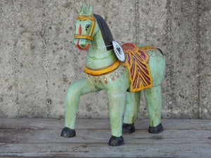 antica statua indiana raffigurante un cavallo in legno di teak inciso, databile primi 900.dimensioni 50x12 h45cm