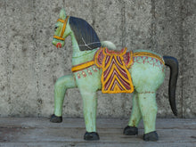Carica l&#39;immagine nel visualizzatore di Gallery, antica statua indiana raffigurante un cavallo in legno di teak inciso, databile primi 900.dimensioni 50x12 h45cm