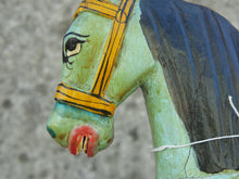 Carica l&#39;immagine nel visualizzatore di Gallery, antica statua indiana raffigurante un cavallo in legno di teak inciso, databile primi 900.dimensioni 50x12 h45cm