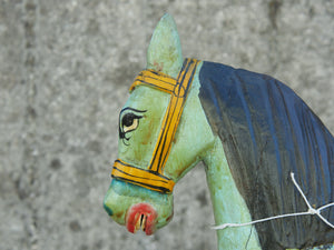 antica statua indiana raffigurante un cavallo in legno di teak inciso, databile primi 900.dimensioni 50x12 h45cm