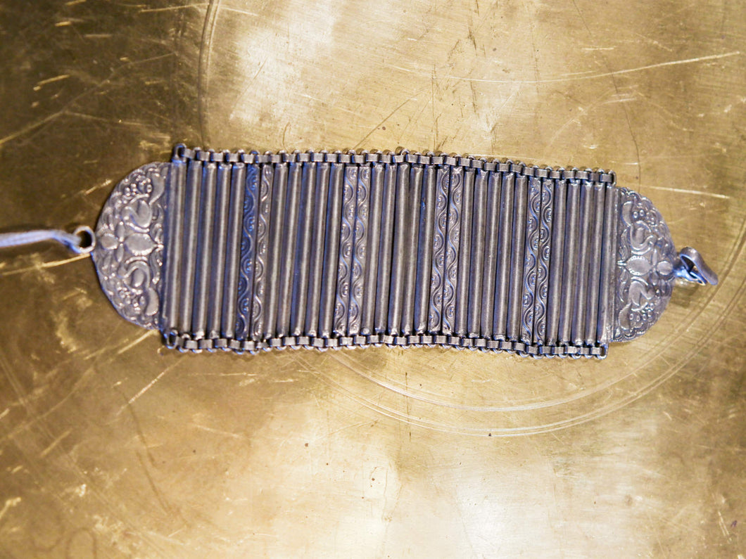 bracciale indiano a fascia in german silver  assemblato e costruito artigianalmente .
