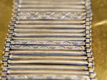 Carica l&#39;immagine nel visualizzatore di Gallery, bracciale indiano a fascia in german silver  assemblato e costruito artigianalmente .