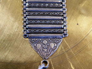 bracciale indiano a fascia in german silver assemblato e costruito artigianalmente . 68 gr 21 x 4 cm