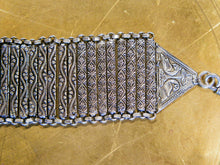 Carica l&#39;immagine nel visualizzatore di Gallery, bracciale indiano a fascia in german silver assemblato e costruito artigianalmente . 73 gr 20x4  cm