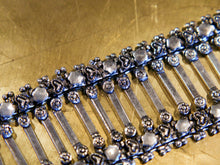 Carica l&#39;immagine nel visualizzatore di Gallery, bracciale indiano a fascia in german silver assemblato artigianalemnte , a maglia ondulata  75gr 21x4,5 cm inciso con i classici temi rajasthani caratteristici dell&#39;india più etnico del nord .   info e foto 0039 3338778241 info@etniko.it  www.etniko.it fb/ig etniko by crosato