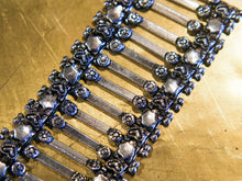 Carica l&#39;immagine nel visualizzatore di Gallery, bracciale indiano a fascia in german silver assemblato artigianalemnte , a maglia ondulata  75gr 21x4,5 cm inciso con i classici temi rajasthani caratteristici dell&#39;india più etnico del nord .   info e foto 0039 3338778241 info@etniko.it  www.etniko.it fb/ig etniko by crosato