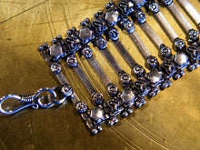 Carica l&#39;immagine nel visualizzatore di Gallery, bracciale indiano a fascia in german silver assemblato artigianalemnte , a maglia ondulata  75gr 21x4,5 cm inciso con i classici temi rajasthani caratteristici dell&#39;india più etnico del nord .   info e foto 0039 3338778241 info@etniko.it  www.etniko.it fb/ig etniko by crosato